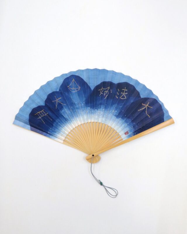 < 京都五山送り火記念品販売のご案内 >

8月16日、京都の夏の風物詩として親しまれる京都五山送り火が執り行われます。京都市観光協会が制作・販売するオリジナルグッズを本日7月19日より京扇堂オンラインショップでも販売開始いたしました。詳細は京扇堂ホームページまで
https://kyosendo.co.jp/category/item/

◇販売価格(税込)

 ・扇子/白竹・紐玉付・7.5寸　　　　　　
 ¥3,000
 ・記念符 (5枚1組) 
  1,500円
 ・手ぬぐい　　　　　　
  1,100円

◇作画(扇子・記念符)

　福田季生(ふくだ きはる)さん

　1985年　奈良県生まれ
  2011年　京都市立芸術大学大学院
  美術研究科修士課程絵画専攻日本画修了
  現在  日春会・日展会友
  伝統的日本画技法を用いて
  現代的な女性像を描いている

これらの販売における収益金の一部は、五山送り火行事の保存・継承のために役立てられます。
伝統の灯を守り続けるために皆様の御理解・御協力をお願いします。記念品はなくなり次第販売終了となりますのでお早めにお買い求めください。

#京都五山送り火 #五山送り火 #記念符 #オリジナルグッズ #京扇子 #京都市観光協会 #京の夏 #夏の風物詩 #手ぬぐい #伝統